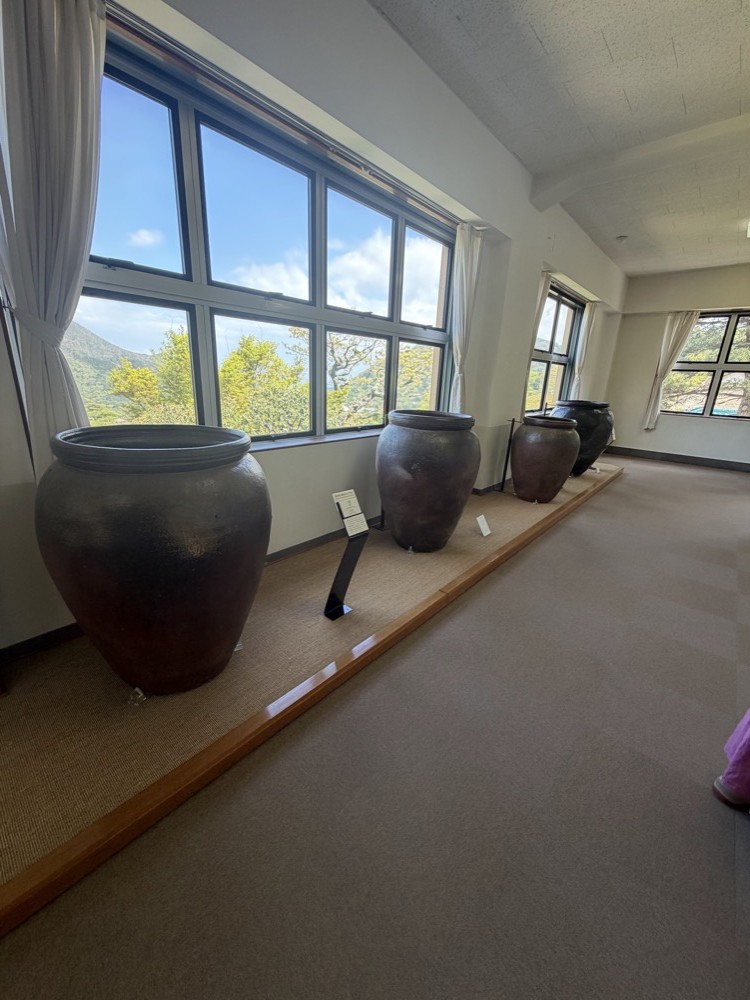 箱根美術館 大甕4個と窓から見える山の景色