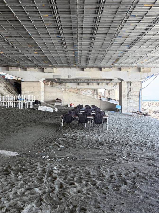 海岸沿いの高架下にあるお店のスペース