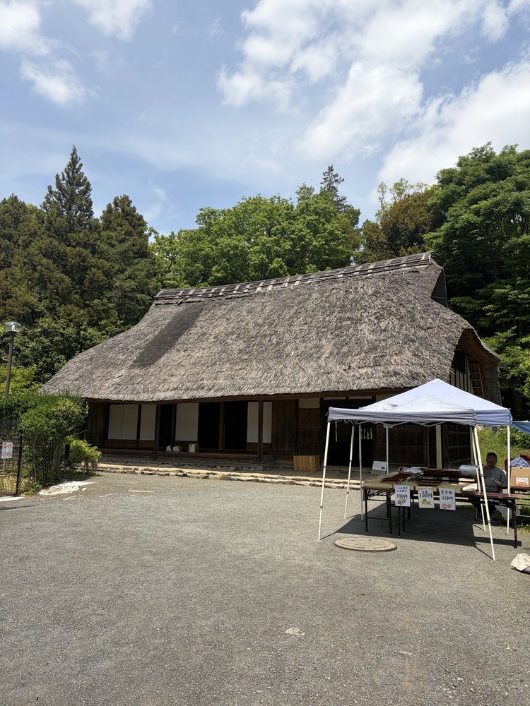 郷土民家園・茅葺き屋根の古民家外観
